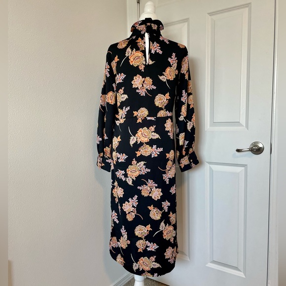 Gorgeous Who What Wear floral midi dress with pockets! - Picture 2 of 7